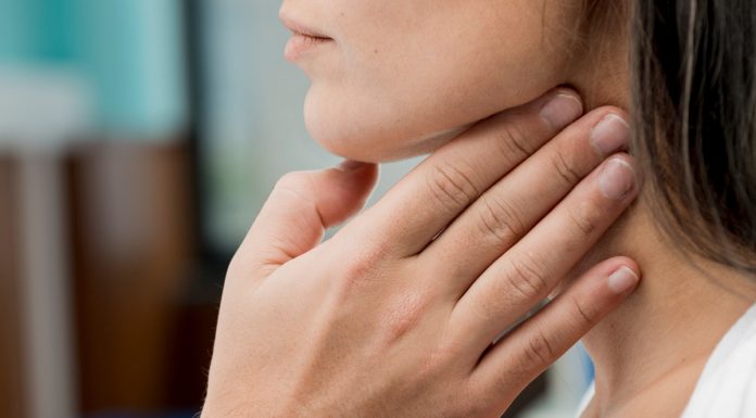 Simptom, ki lahko nakazuje na pojav raka ščitnice