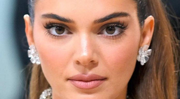 To je preprost trik za bolj svež in spočit videz oči, ki se ga poslužujejo zvezdnice