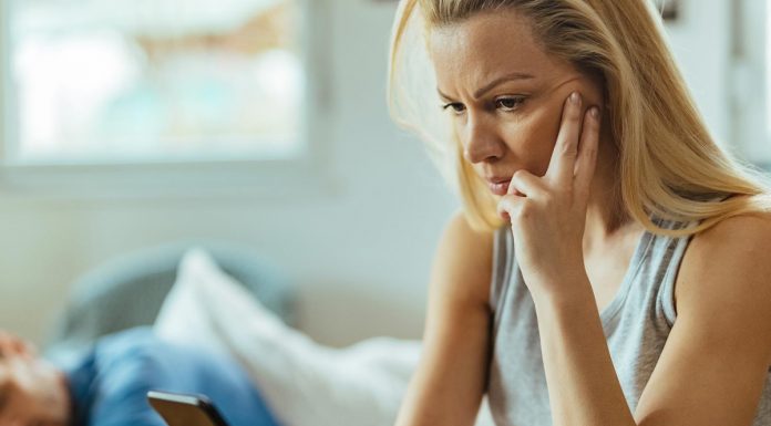 Poznate mikrovaranje? To so znaki, na katere morate biti pozorni pri partnerjevem vedenju