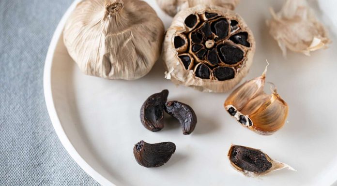 11 neverjetnih koristi črnega česna