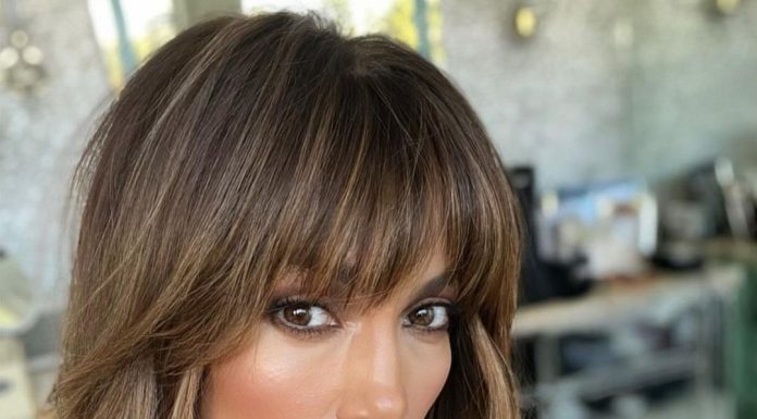 Jennifer Lopez se je na poletje pripravila s frufrujem in medenimi prameni