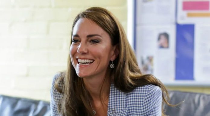 Kate Middleton očarala v elegantnem suknjiču in ozko krojenih hlačah