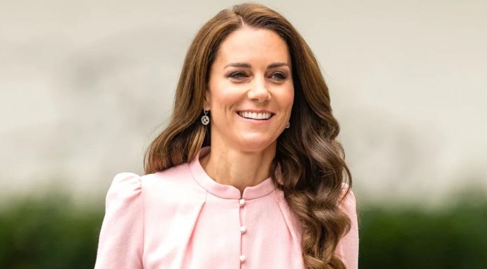 Kate Middleton blestela v obleki poletja 2023 – izbrala je nežno roza odtenek