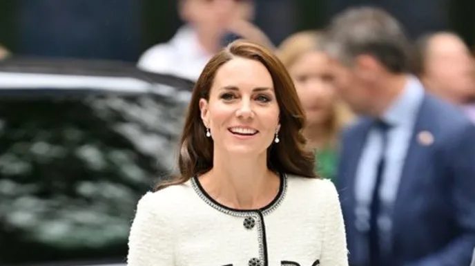 Kate Middleton v izjemno glamurozni suknjič-obleki, ki spominja na Chanel