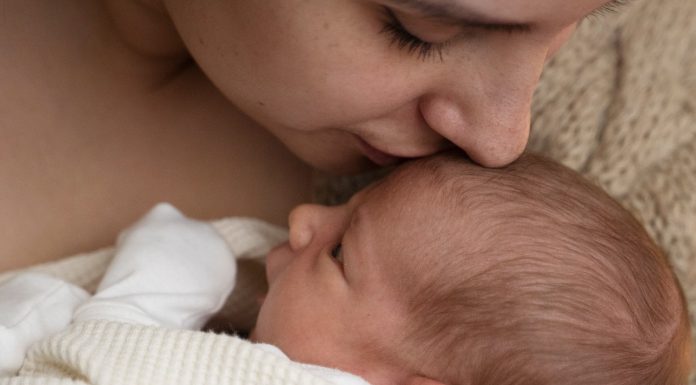 Koliko časa po rojstvu lahko drugi ljudje primejo vašega otroka?