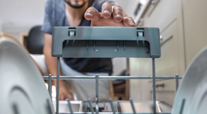 Preprost trik za temeljito čiščenje pomivalnega stroja: Potrebujete samo 2 stvari