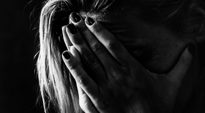 Ima vaš partner preveč moči nad vami? Opozorilni znaki nezdrave podrejenosti