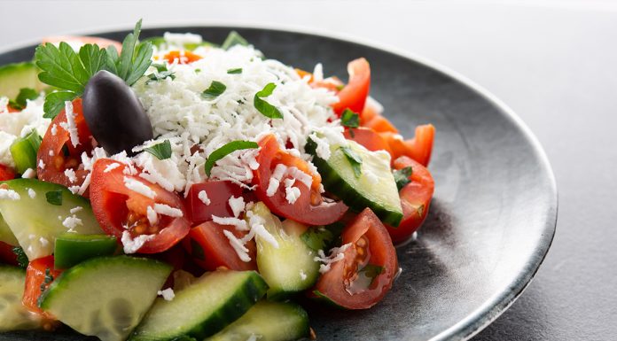 Recept za šopsko solato: Idealen v vročih poletnih dneh