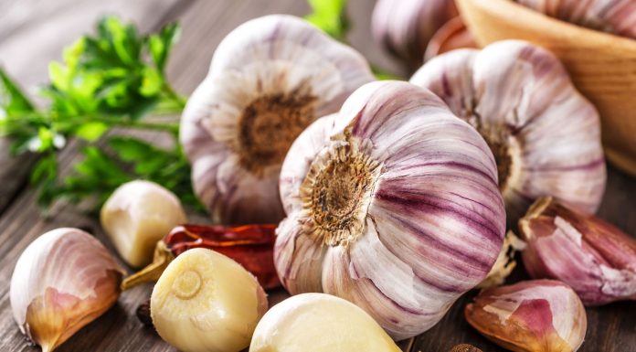 8 neverjetnih zdravilnih učinkov česna