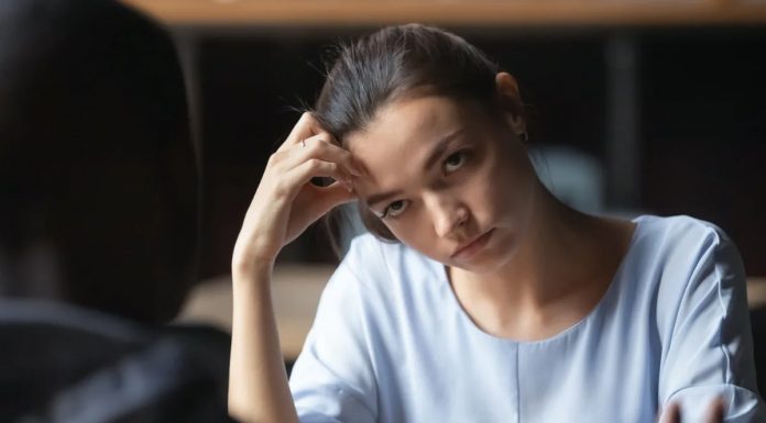 Zakaj starejši kot smo, bolj nam gredo vsi na živce?