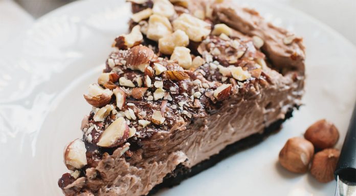 Recept: Božanska čokoladno-lešnikova cheesecake (brez peke)