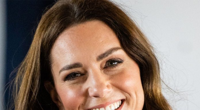 To je lepotna skrivnost za sijočo polt Kate Middleton (tako je poceni, da si jo lahko kupi vsak!)
