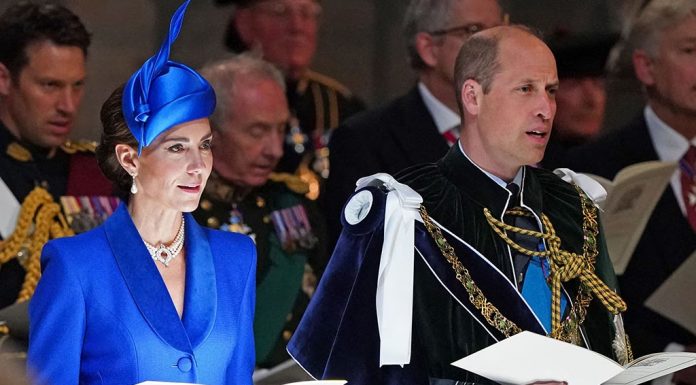 Kate Middleton očarala v kraljevsko modrem kostimu in kraljičinem nakitu