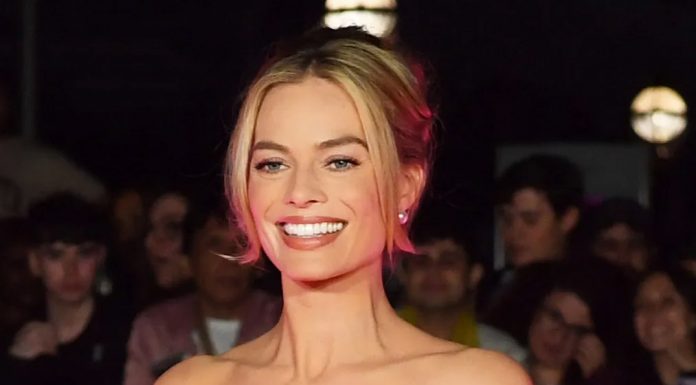 Margot Robbie zamenjala pastelno roza za mikro-mini rdečo obleko
