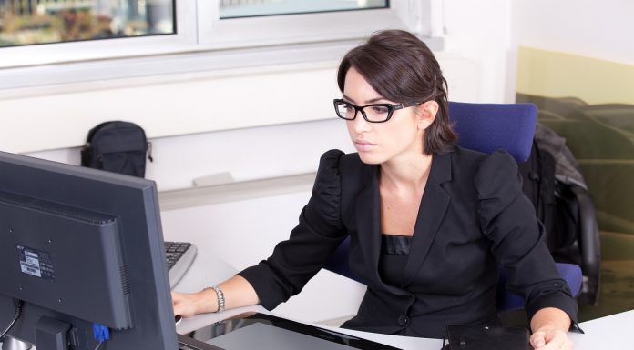 Sindrom prevaranta: 9 načinov, kako prenehati dvomiti vase in uspe(va)ti