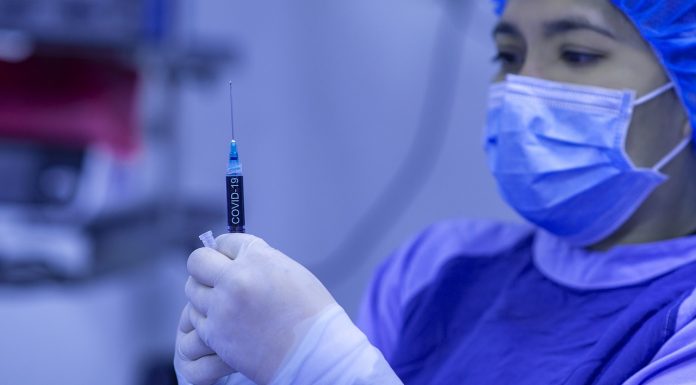 Zaupni dokument podjetja Pfizer kaže, da so vedeli za 1,6 milijona neželenih dogodkov