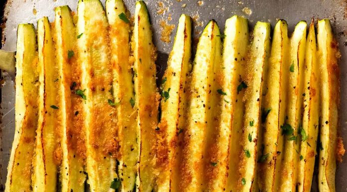 Hiter in enostaven recept: Pečene bučke z drobtinami in parmezanom