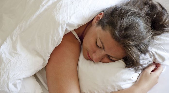 Strokovnjak pojasnil, zakaj ne bi smeli spati na trebuhu