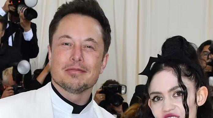 Elon Musk je naokoli poslal fotografijo, ko je imela Grimes carski rez