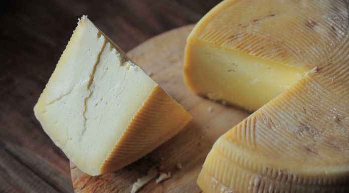 Prepovedali oglaševanje sira, ker je ‘škodljiv’ (alkohol in hitro hrano oglašujejo še naprej)