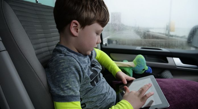 Švedska v šole vrača knjige in ukinja računalnike, ker otroci ne znajo več brati in pisati