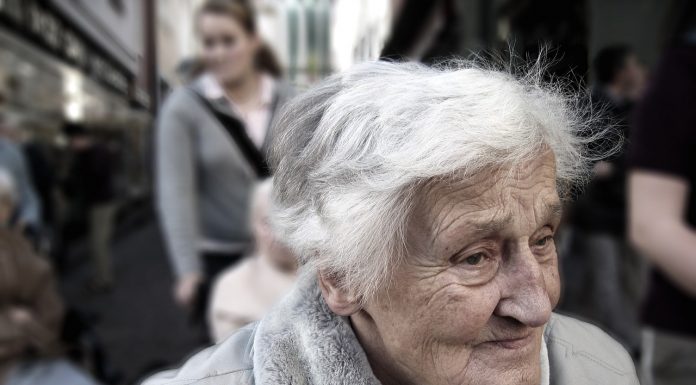 Pismo, ki naj bi ga 96-letna babica poslala svoji banki – neprecenljivo!