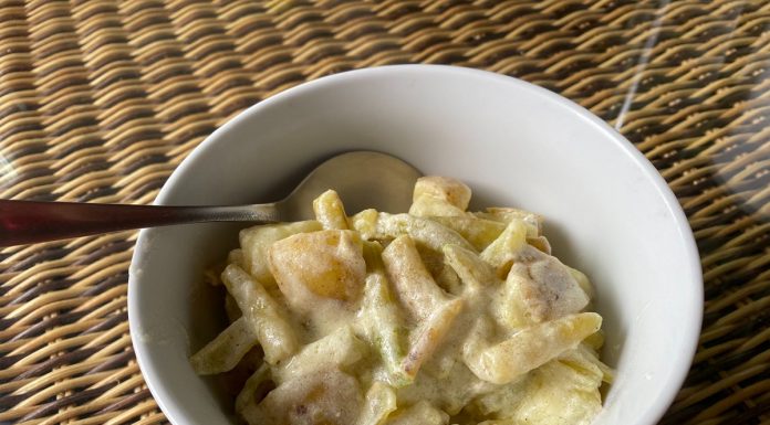 Recept: Stročji fižol s krompirjem in ocvirki