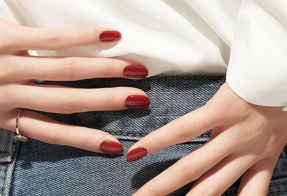11 trendovskih barv lakov za nohte za jesen 2023 – od črne češnje do kroma