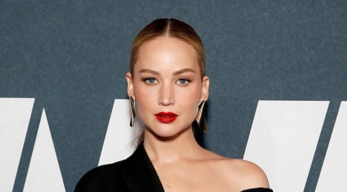 Jennifer Lawrence je bila v črni obleki z razkritim ramenom subtilno zapeljiva