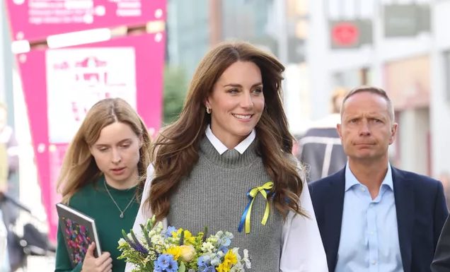 Kate Middleton je svojo jesensko garderobo popestrila s tem klasičnim kosom