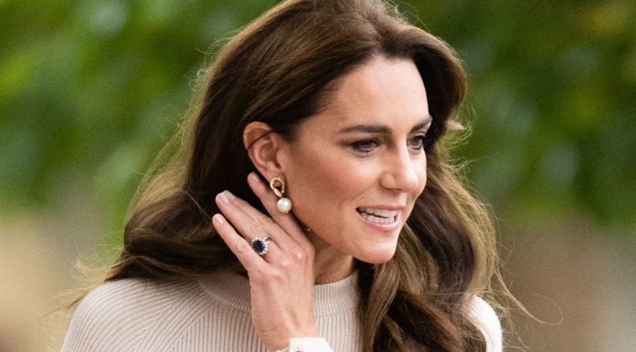 Kate Middleton si je omislila eleganten pleten komplet v krem barvi