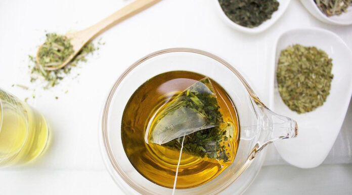 Ena čajna vrečka v čaj sprosti 11,6 milijarde delcev mikroplastike in 3,1 milijarde nanoplastike