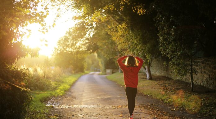 5 neverjetnih koristi hoje po obroku