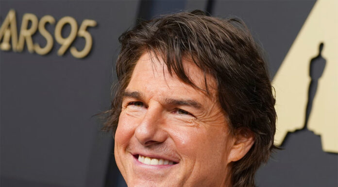 Sveže samska zvezdnica si ‘ogleduje’ Toma Cruisa, trdi insider