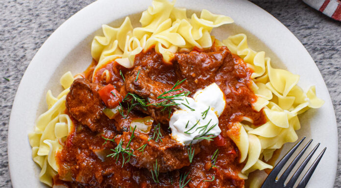 Recept: Goveji paprikaš s pečenim paradižnikom