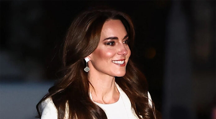 Kate Middleton se je na božičnem koncertu pojavila v krem-beli barvi od glave do pet