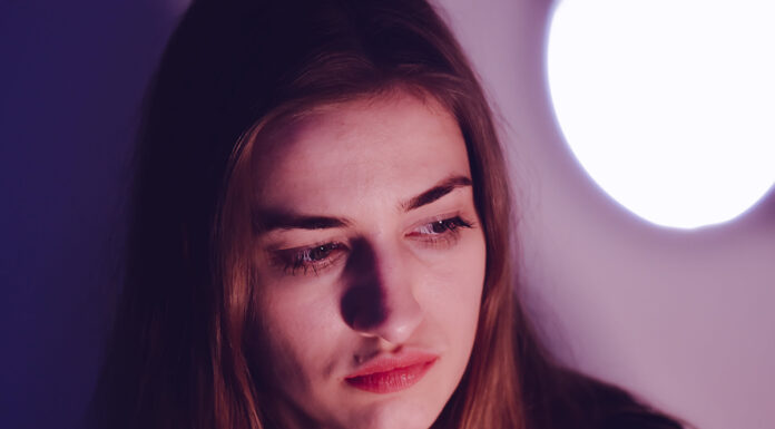 5 razlogov, zakaj nikoli nikomur ne recite, naj se (na)smeji