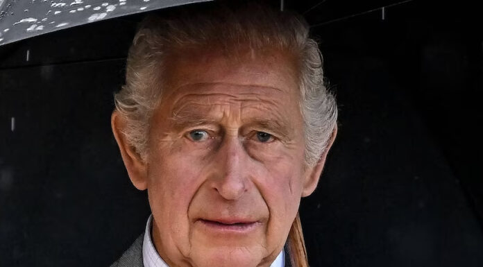 Le kaj se dogaja v kraljevi družini? Na operacijo odhaja tudi princ Charles