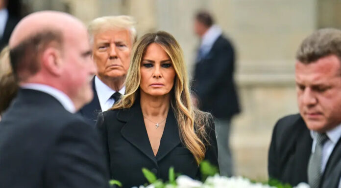 Melanija je imela na pogrebu svoje matere zelo čustven govor