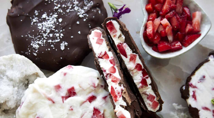 Recept za jogurtovo-jagodne čokoladne piškote brez moke, ki je obnorel internet