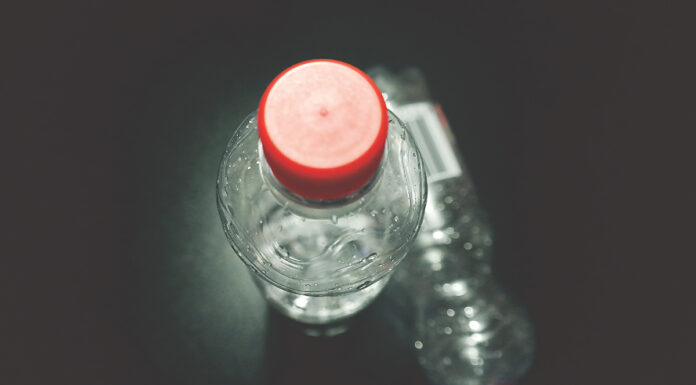 Litrska plastenka vsebuje 240.000 nanodelcev plastike