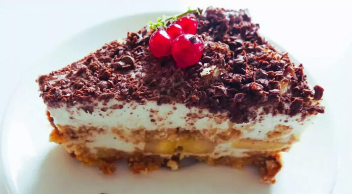 Recept: Torta brez peke z grškim jogurtom, medenjaki in bananami