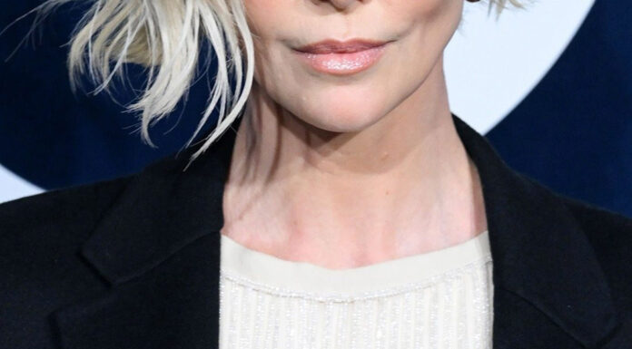 48-letna oskarjevka presenetila oboževalce z novico, da se je poročila