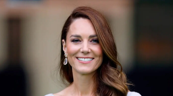 Ugibanje glede izginotja Kate Middleton dosegla vrhunec; primerjajo jo s filmom ‘Vikend pri Berniju’