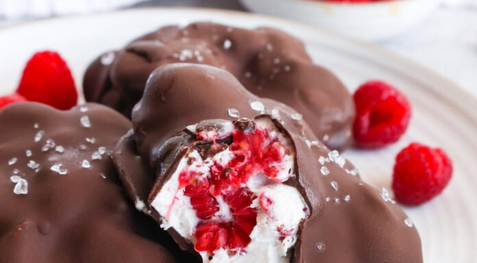 Recept: Čokoladno-jogurtni kupčki z malinami