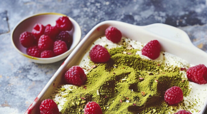 Recept: Tiramisu iz bele čokolade, malin in pistacij