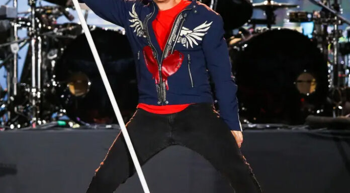 Eden najslavnejših rokerjev iz osemdesetih priznal, da je varal svojo ženo