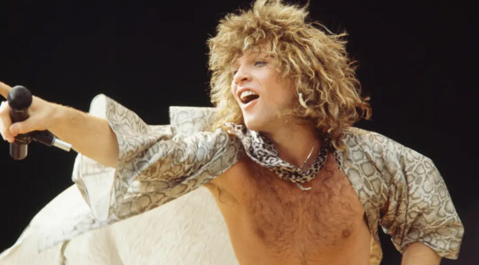 Slavni roker se je z javnim priznanjem o varanju spravil v zakonske težave