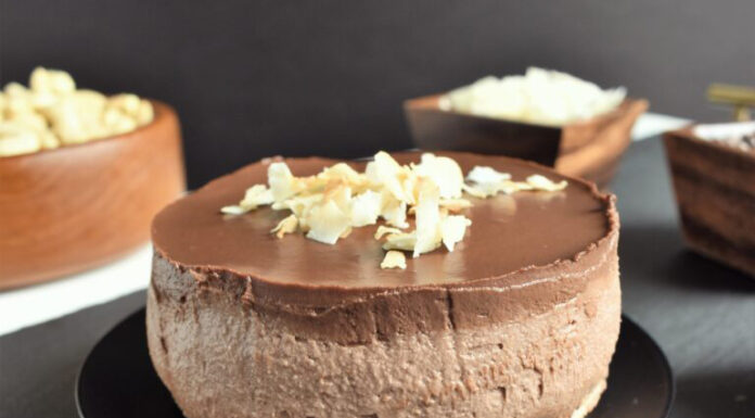 Recept: Čokoladno-kokosova torta brez peke (primerna za vegane)