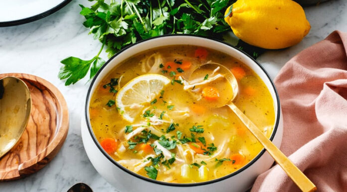 Recept: Limonina piščančja juha z Orzo testeninami